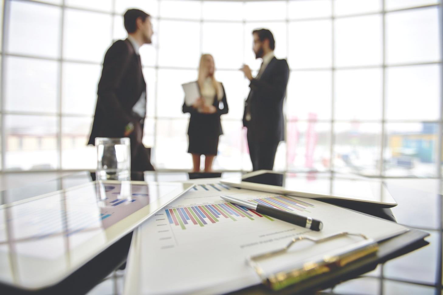 Estudiantes aprendiendo constitución empresarial en España